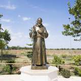 La statua del Santo che d� il nome al rione la troviamo subito, fiancheggiata da una fontanella in metallo